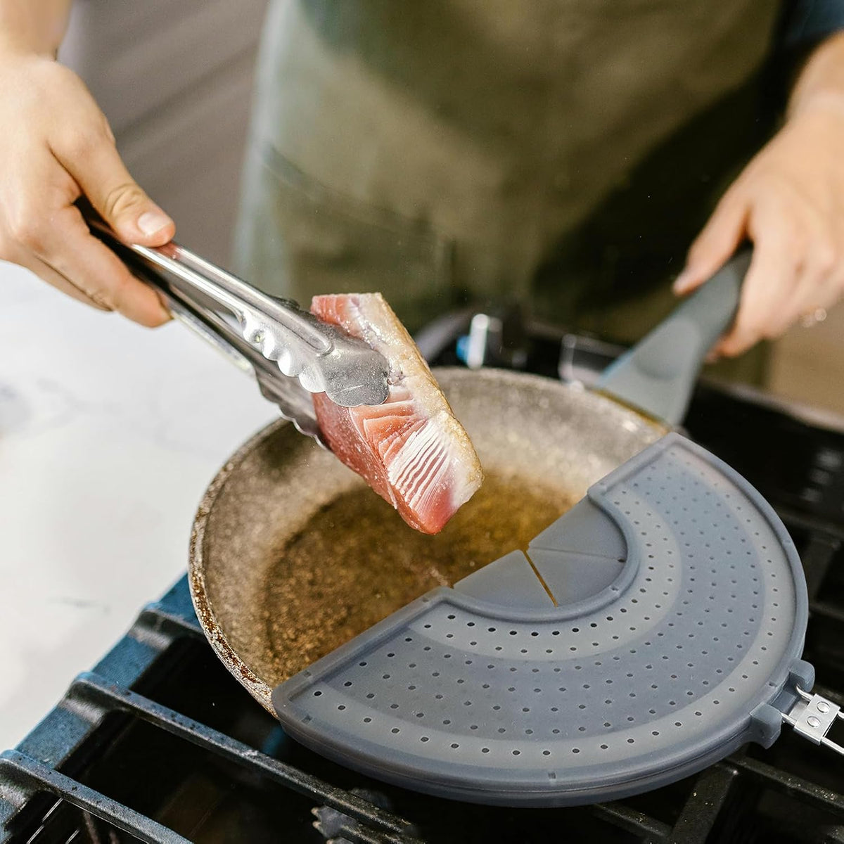 Foldable Splatter Screen with Handle for 10-13" Pans, Silicone, BPA-Free,