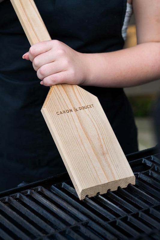 CARON & DOUCET BBQ Grill Cleaner Oil (16oz) & Natural Red Cedar Wood BBQ Grill Scraper Bundle – Wire Bristle Free, Safe Tool for Gas & Charcoal Grates