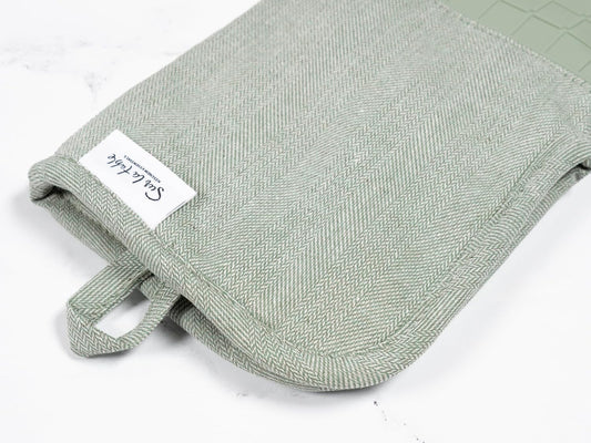 Sur La Table Kitchen Essentials Set of 2 Silicone Oven Mitts, Heat Resistant to 550°F (Green)