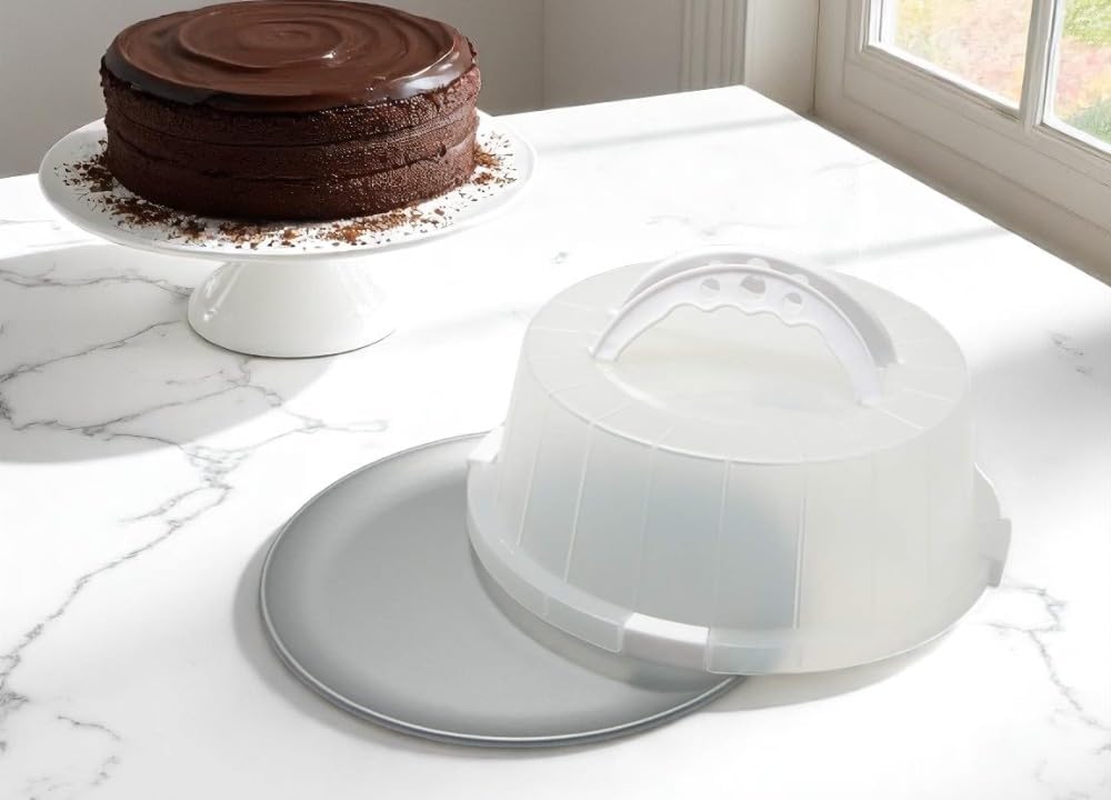 G&S Metal Products EZ Baker Uncoated Steel Cake and Pastry Bakeware Carrier with Locking Cover, 12'', White