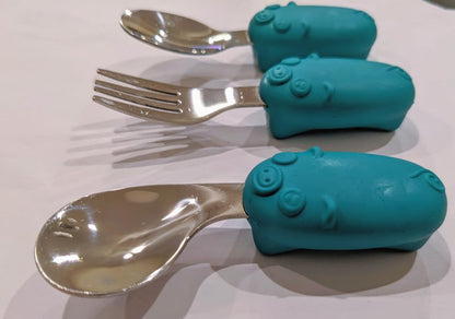 Kids Travel Utensil Set with Case. Include Fork, Universal Spoon, & Ergonomic Right Handed Spoon. Easy grip handles, 304 stainless utensils, feet to keep the utensils off surfaces.