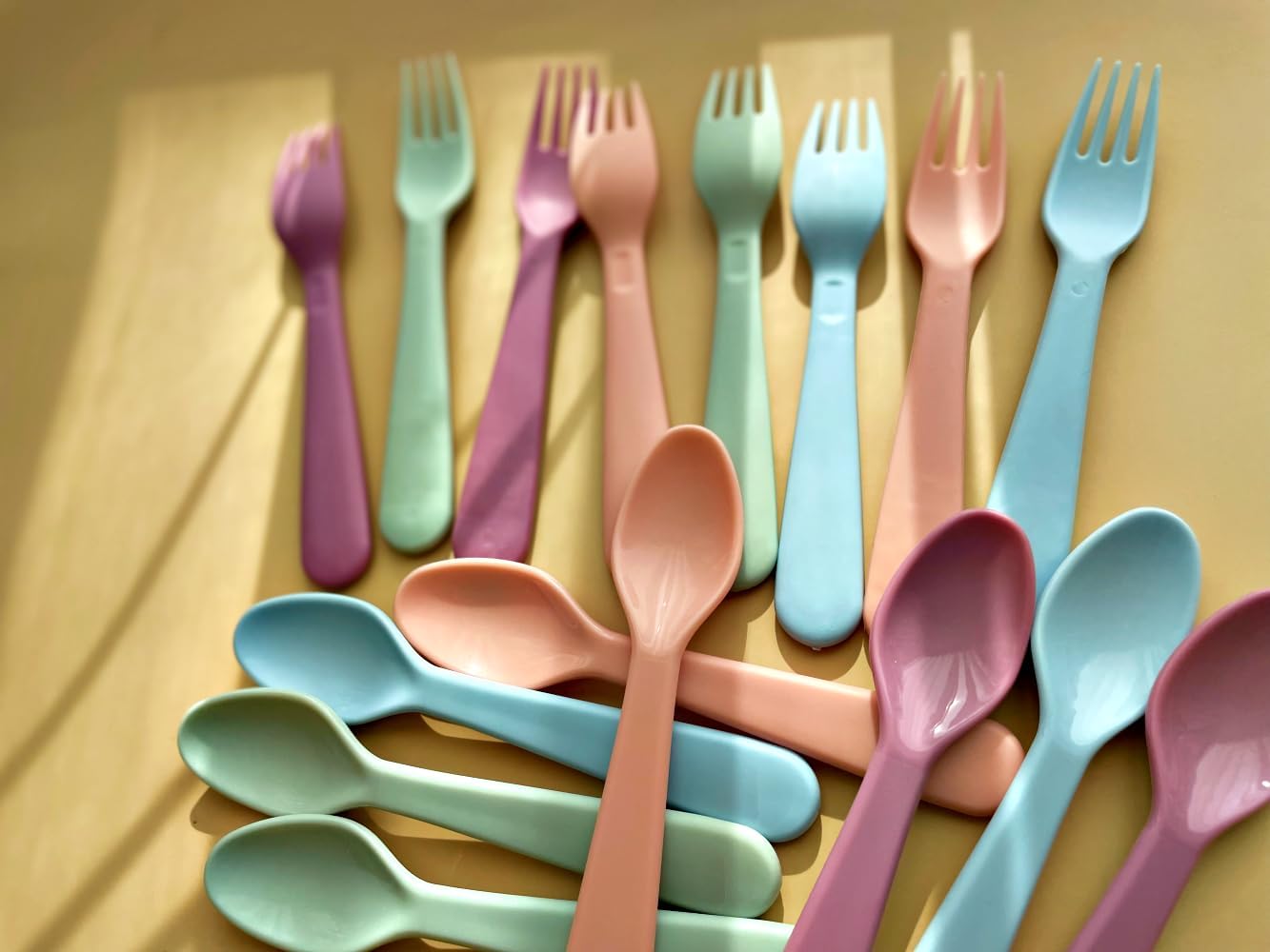 16Pcs Kids Plastic Utensils Kids Forks and Spoons Set, Multicolor Toddler Utensils, Reusable Kids Silverware Cutlery Set, Ideal for School Lunch Box, Camping, Travel, Party Favors BPA Free