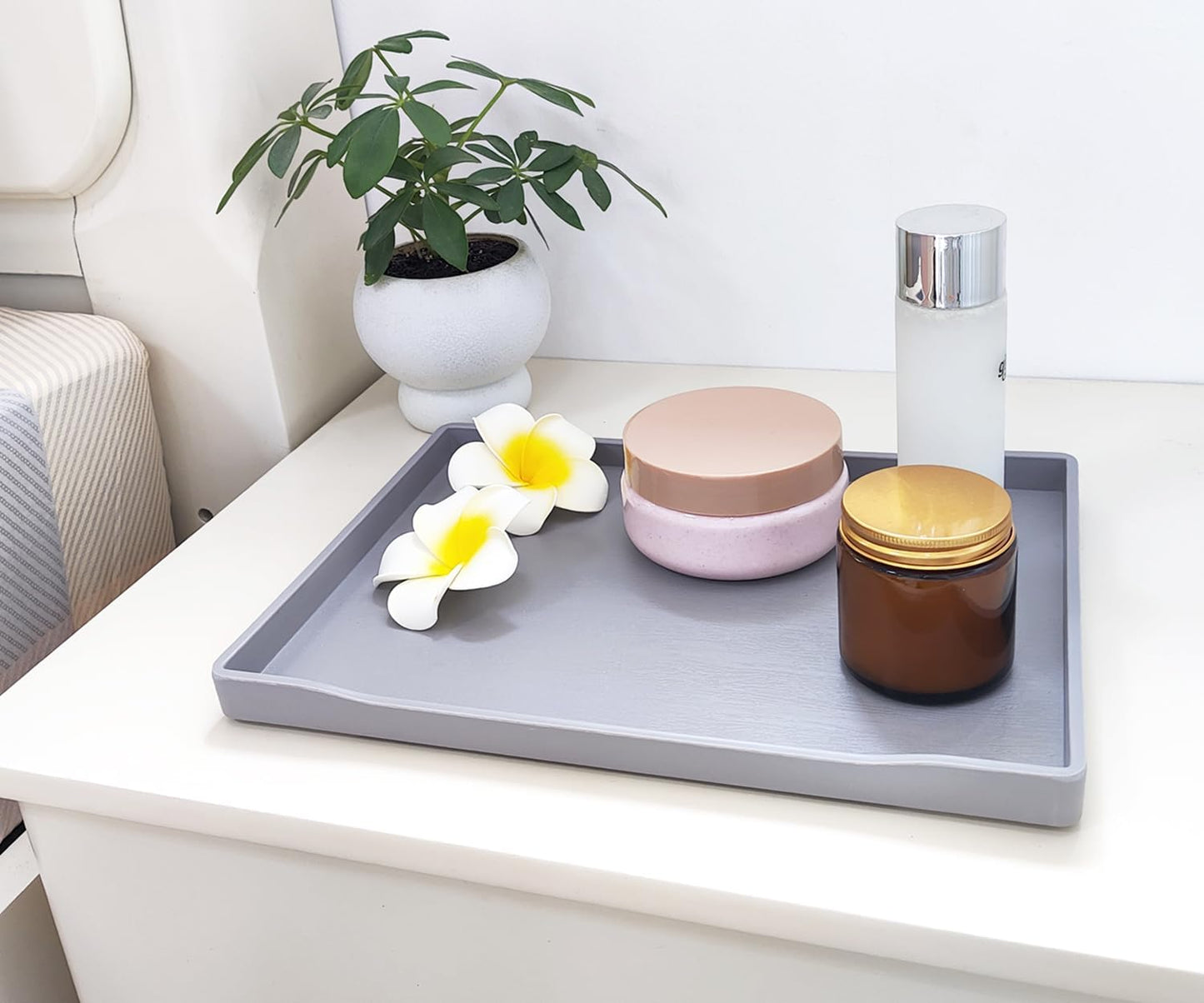 White Serving Tray (13.5 x 9.6 inch) for Serving Accessory, Elegant & Stackable Plastic Tray for Spa, Coffee, Drinks, Tea, Bar, Party, Seasoning, Perfume and Display Use.