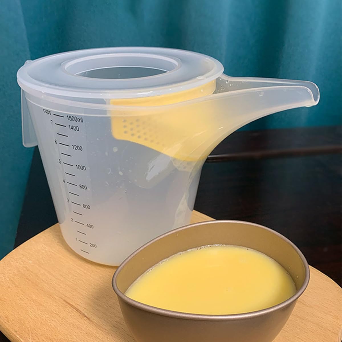 Measuring Cup with Handle and Lid 1.5l Kitchen Baking Mixing Bowl with Scale Splash-proof Multifunctional Egg Beater Cup for Liquid and Batter Measurement
