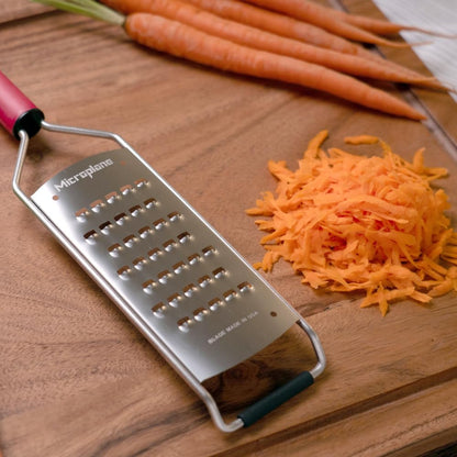 Microplane Savor Series Kitchen Grater Fine in Black for Hard Cheese Parmesan, Citrus Lemon, Orange, Lime, Ginger, Nutmeg, Cinnamon, Garlic, Chili, Chocolate - Stainless Steel Grater Made in USA