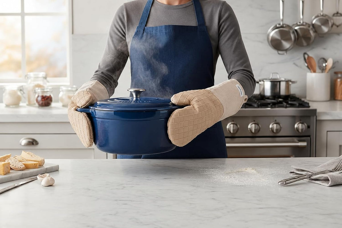 Sur La Table Kitchen Essentials Set of 2 Silicone Oven Mitts, Heat Resistant to 550°F (Green)
