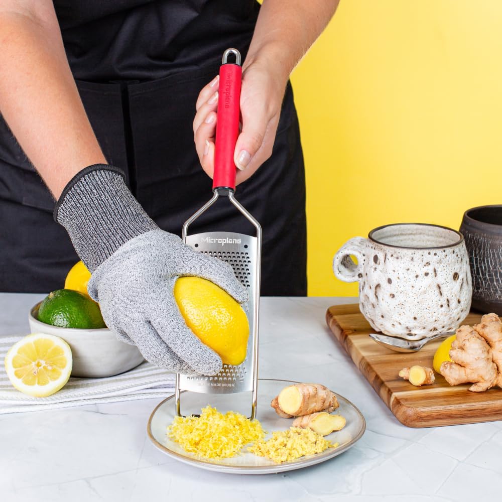 Microplane Savor Series Kitchen Grater Fine in Black for Hard Cheese Parmesan, Citrus Lemon, Orange, Lime, Ginger, Nutmeg, Cinnamon, Garlic, Chili, Chocolate - Stainless Steel Grater Made in USA