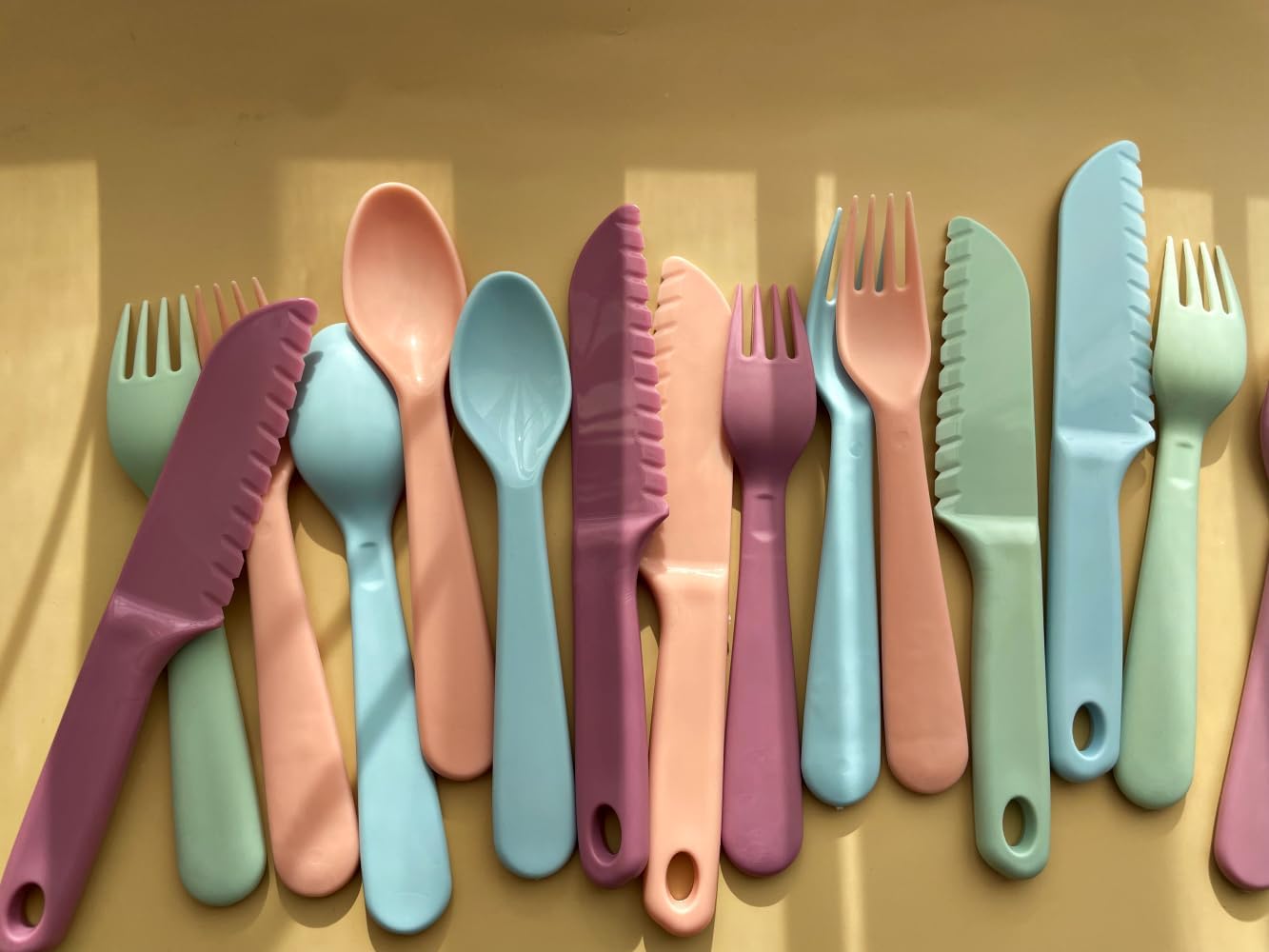 16Pcs Kids Plastic Utensils Kids Forks and Spoons Set, Multicolor Toddler Utensils, Reusable Kids Silverware Cutlery Set, Ideal for School Lunch Box, Camping, Travel, Party Favors BPA Free