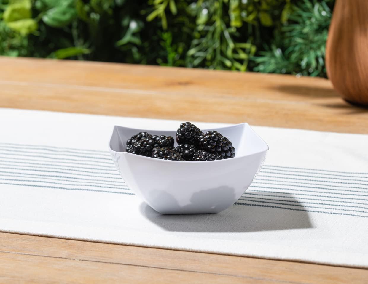 Posh Setting - White Plastic Square Serving Bowls for Party (16oz - 4 Pack), Disposable & Candy Containers for Party Table & Buffet