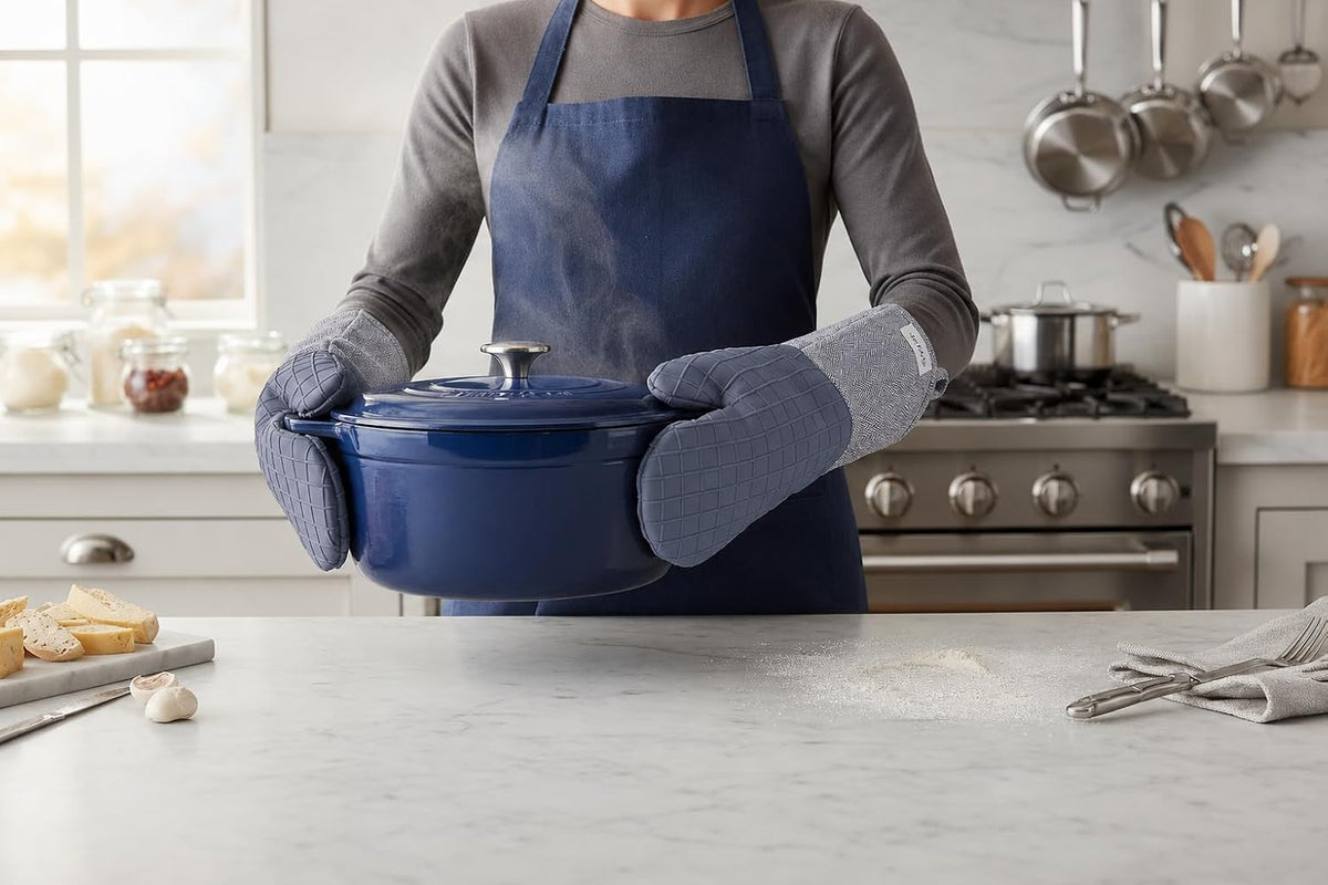 Sur La Table Kitchen Essentials Set of 2 Silicone Oven Mitts, Heat Resistant to 550°F (Green)