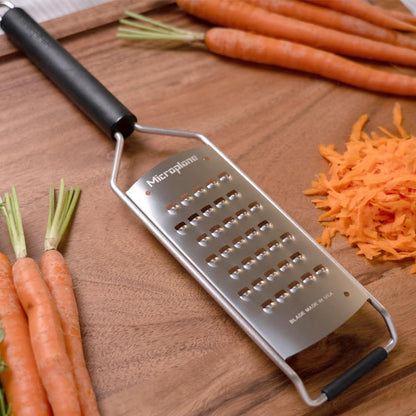 Microplane Savor Series Kitchen Grater Fine in Black for Hard Cheese Parmesan, Citrus Lemon, Orange, Lime, Ginger, Nutmeg, Cinnamon, Garlic, Chili, Chocolate - Stainless Steel Grater Made in USA
