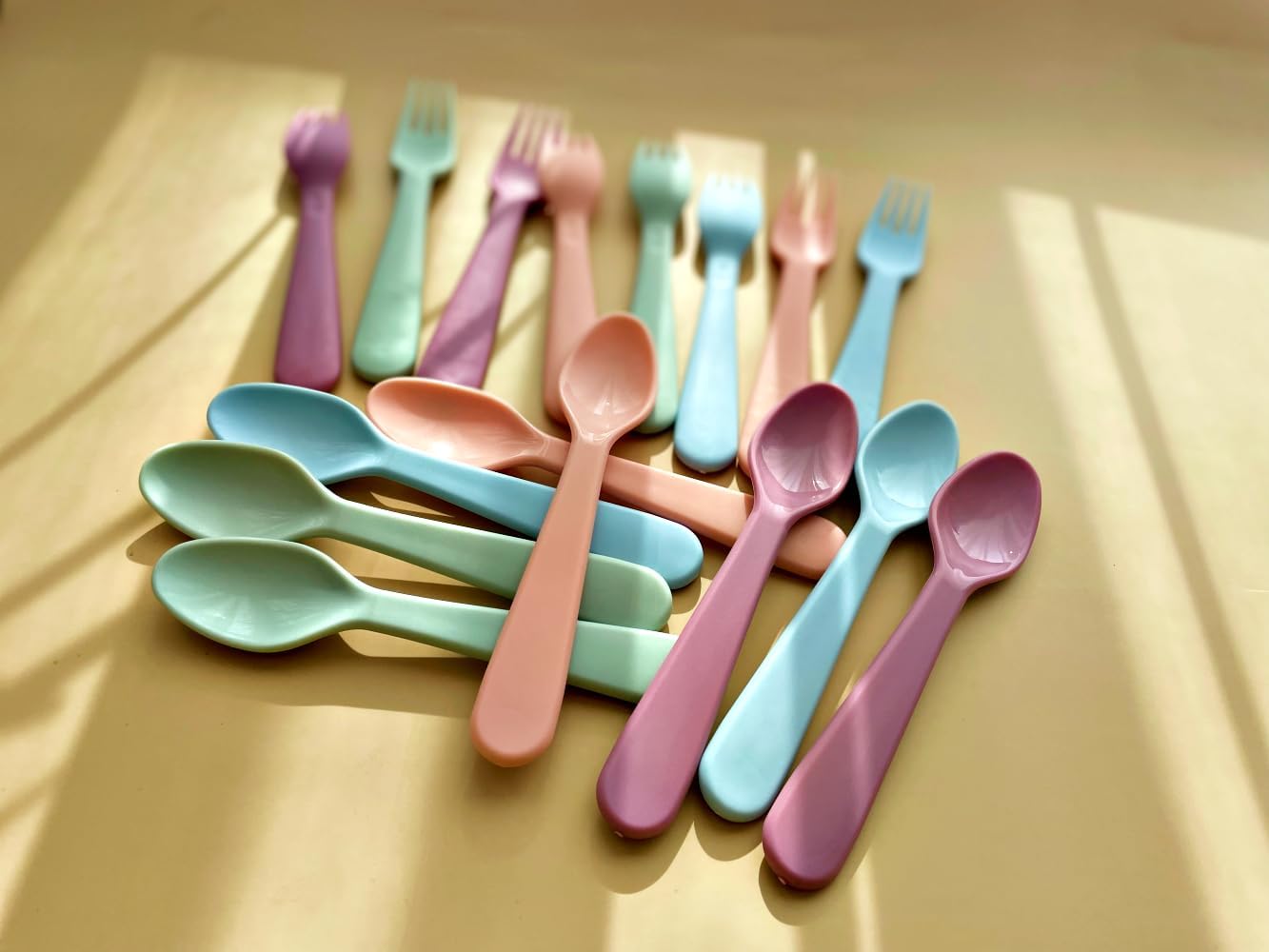 16Pcs Kids Plastic Utensils Kids Forks and Spoons Set, Multicolor Toddler Utensils, Reusable Kids Silverware Cutlery Set, Ideal for School Lunch Box, Camping, Travel, Party Favors BPA Free