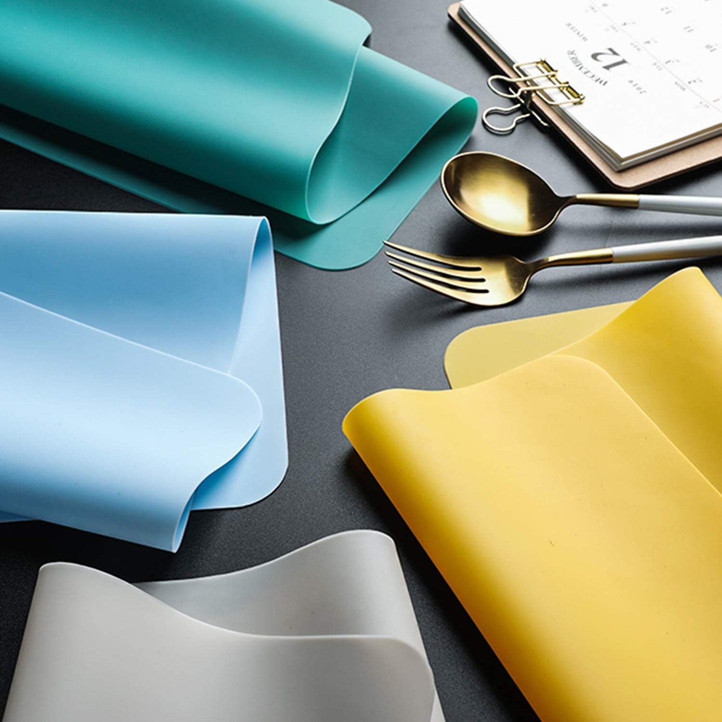 Silicone Placemats, Food-Grade Non-Slip Waterproof, Dining, Stain Resistant, Countertop Protector, Kitchen Counter Mat, Heat Resistant, Baking mat Dishwasher Safe (23.6"×15.7"-1pack, Black)