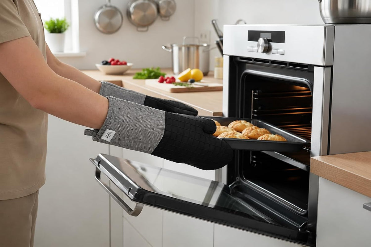 Sur La Table Kitchen Essentials Set of 2 Silicone Oven Mitts, Heat Resistant to 550°F (Green)
