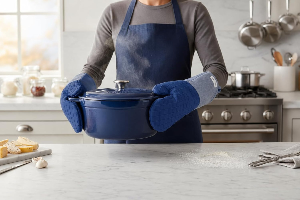 Sur La Table Kitchen Essentials Set of 2 Silicone Oven Mitts, Heat Resistant to 550°F (Green)