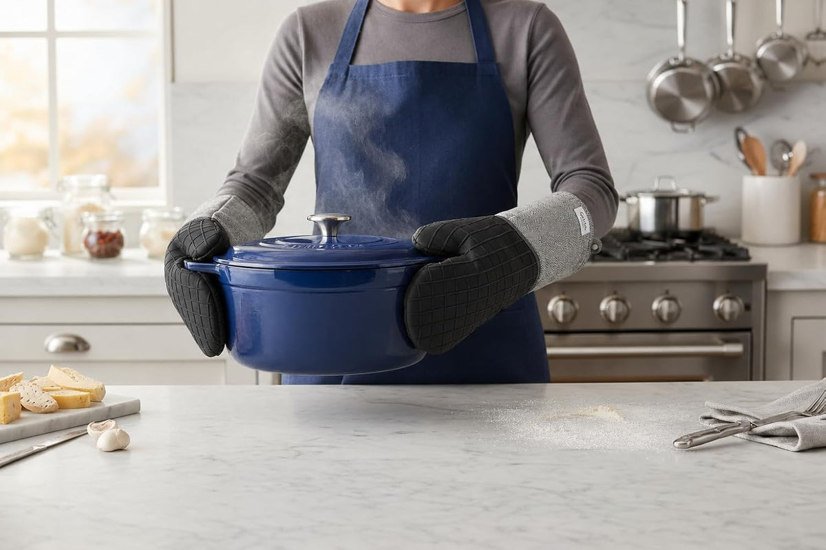 Sur La Table Kitchen Essentials Set of 2 Silicone Oven Mitts, Heat Resistant to 550°F (Green)
