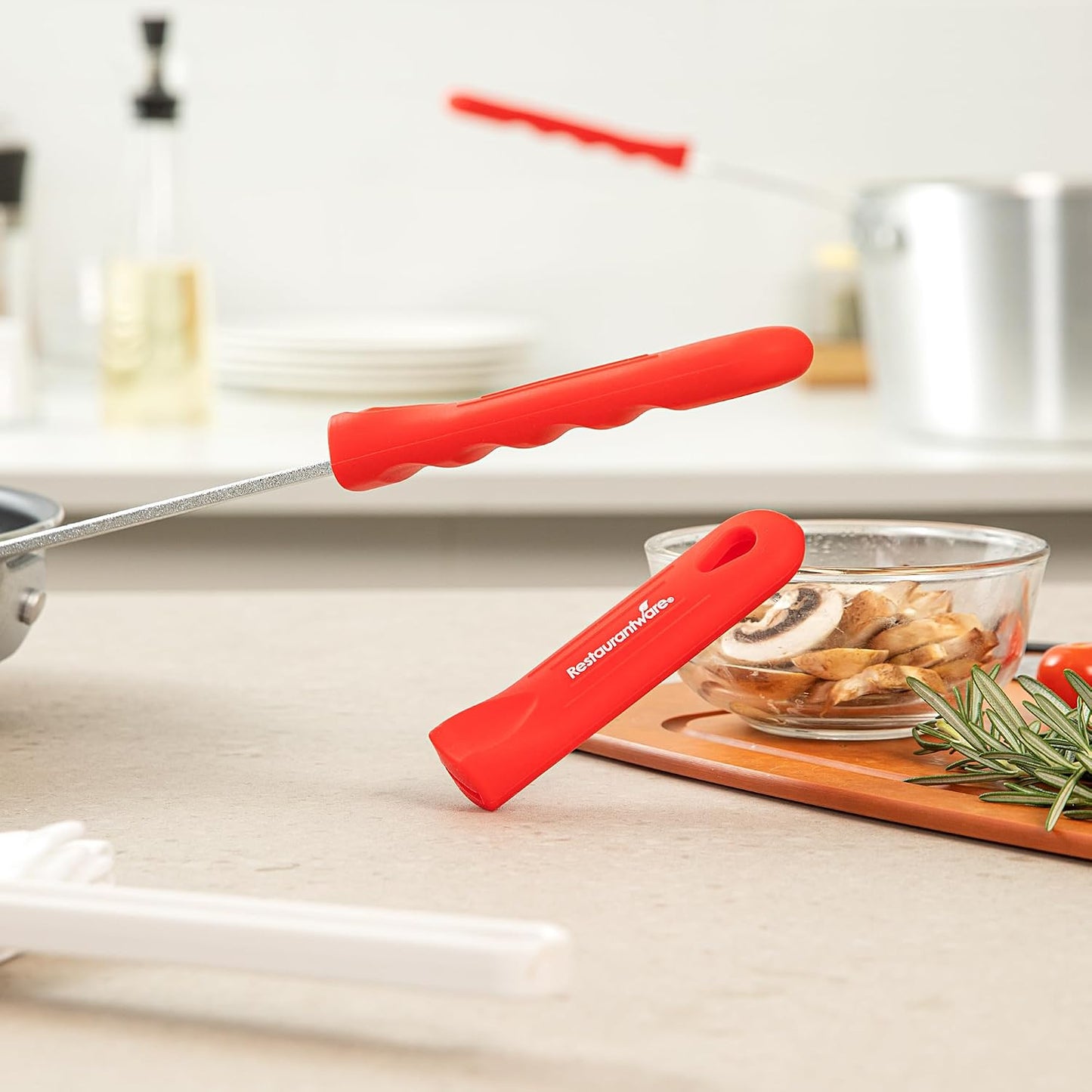 Restaurantware Silicone Pan Handle Cover Set 1-Count Heat-Resistant Removable Pan Handle Grips, Ergonomic Non-Slip Green Handle Protectors for Fry Pans and Sauce Pans