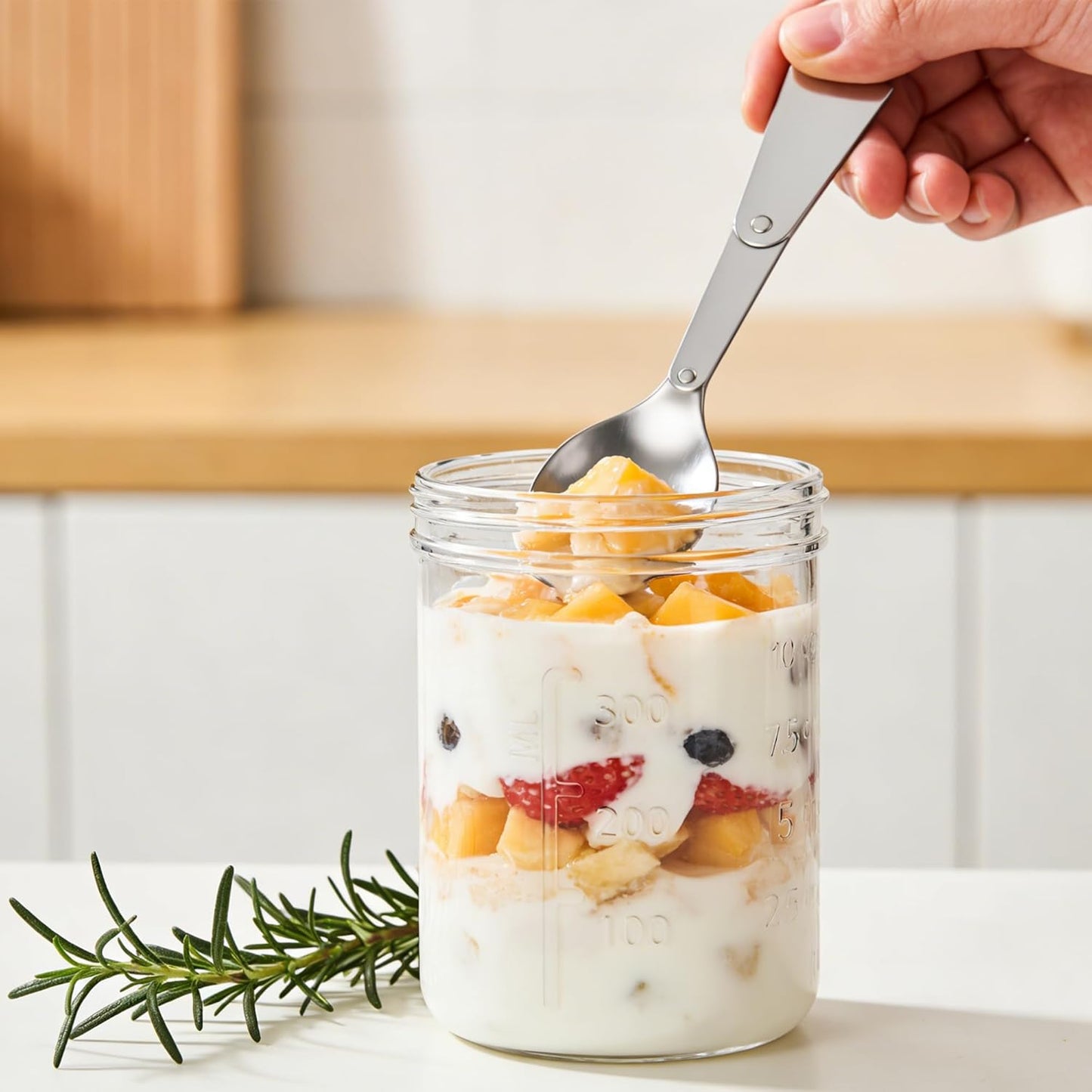 4-Pack Overnight Oats Containers, 16oz Leakproof Glass Mason Jars with Folding Spoons, Yogurt Parfait Cups with Separate Compartments, Meal Prep Containers for Salad & Smoothies