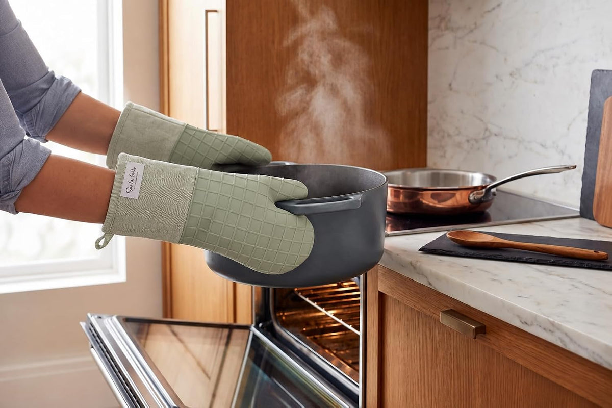 Sur La Table Kitchen Essentials Set of 2 Silicone Oven Mitts, Heat Resistant to 550°F (Green)