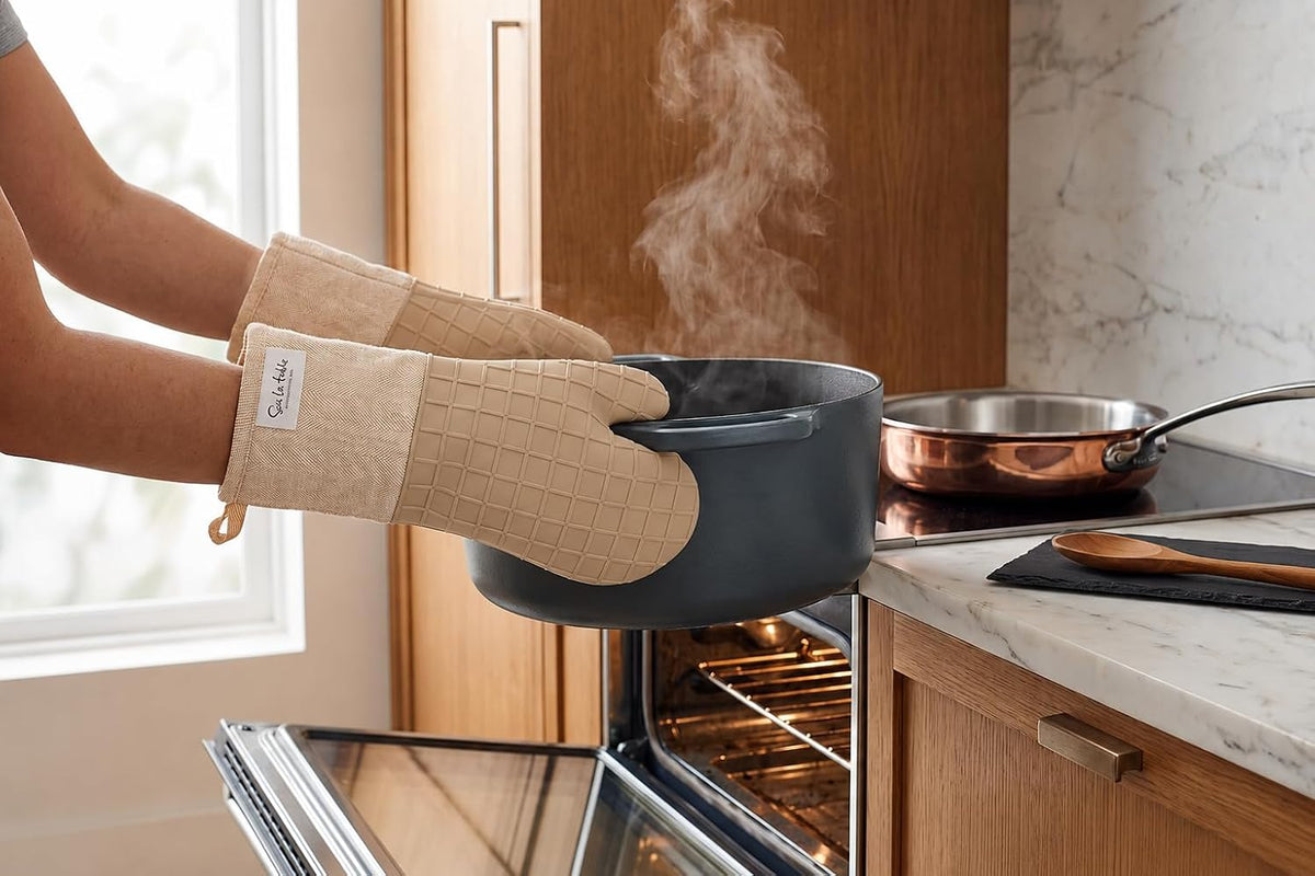 Sur La Table Kitchen Essentials Set of 2 Silicone Oven Mitts, Heat Resistant to 550°F (Green)