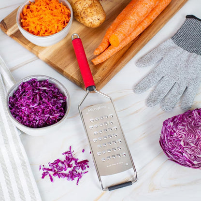 Microplane Savor Series Kitchen Grater Fine in Black for Hard Cheese Parmesan, Citrus Lemon, Orange, Lime, Ginger, Nutmeg, Cinnamon, Garlic, Chili, Chocolate - Stainless Steel Grater Made in USA