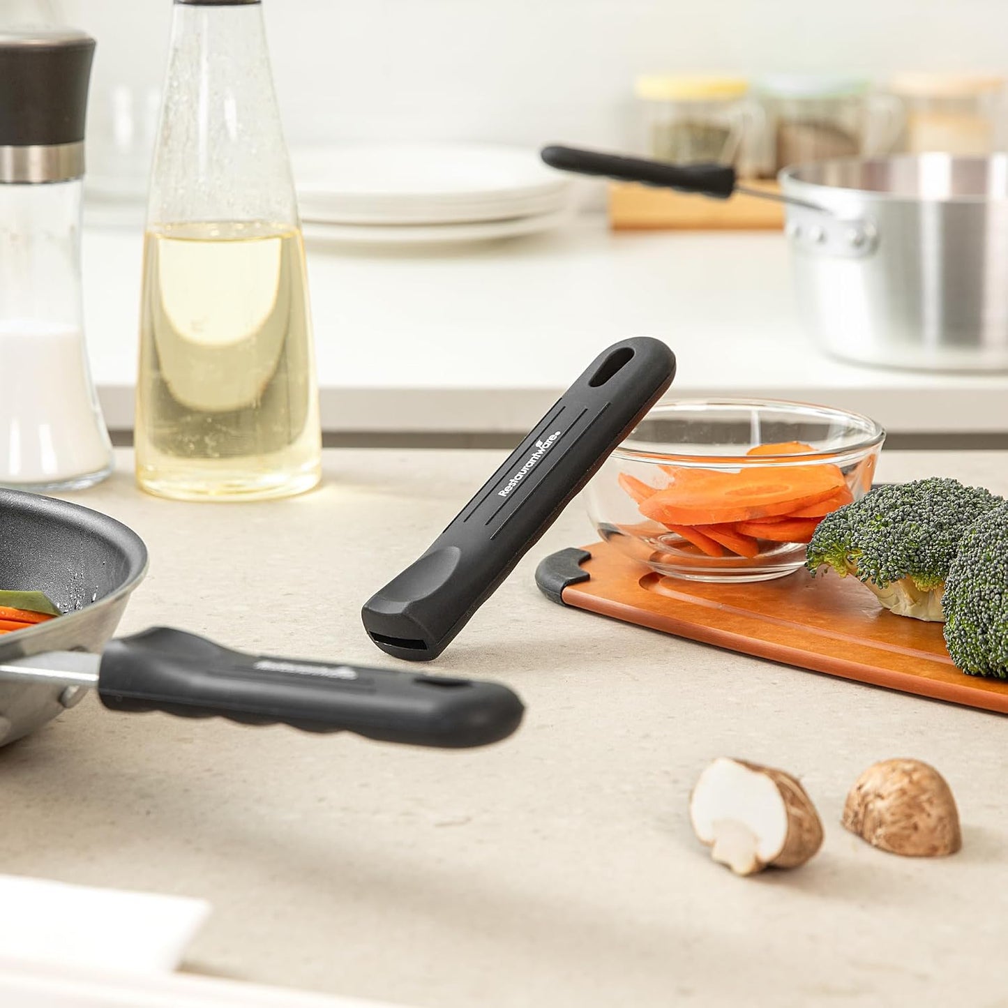 Restaurantware Silicone Pan Handle Cover Set 1-Count Heat-Resistant Removable Pan Handle Grips, Ergonomic Non-Slip Green Handle Protectors for Fry Pans and Sauce Pans