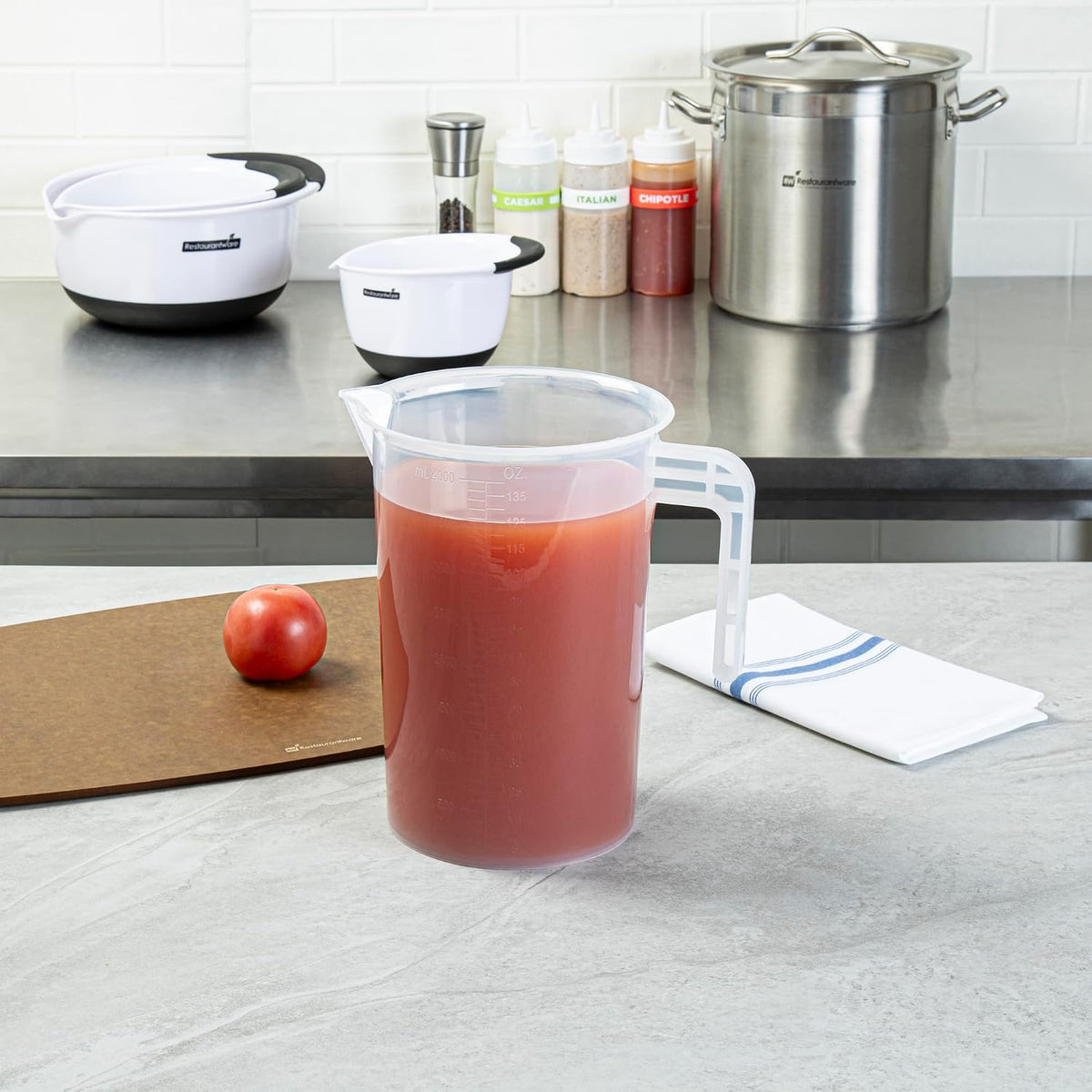 Restaurantware Clear Plastic Pt (Cups) Measuring Cup, 5.3 x 3.8 x 5 In
