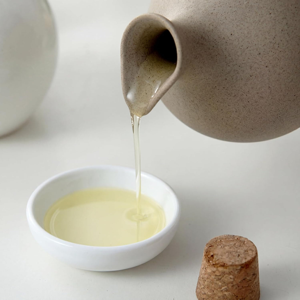 Elsjoy Set of 2 Ceramic Oil Vinegar Dispenser with Cork and Tray, 15 Oz Tabletop Oil Bottles Soy Sauce Jar, Decorative Olive Oil Stoneware Holder Vinegar Container for Kitchen