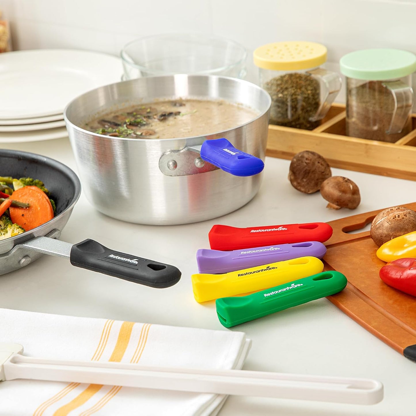 Restaurantware Silicone Pan Handle Cover Set 1-Count Heat-Resistant Removable Pan Handle Grips, Ergonomic Non-Slip Green Handle Protectors for Fry Pans and Sauce Pans