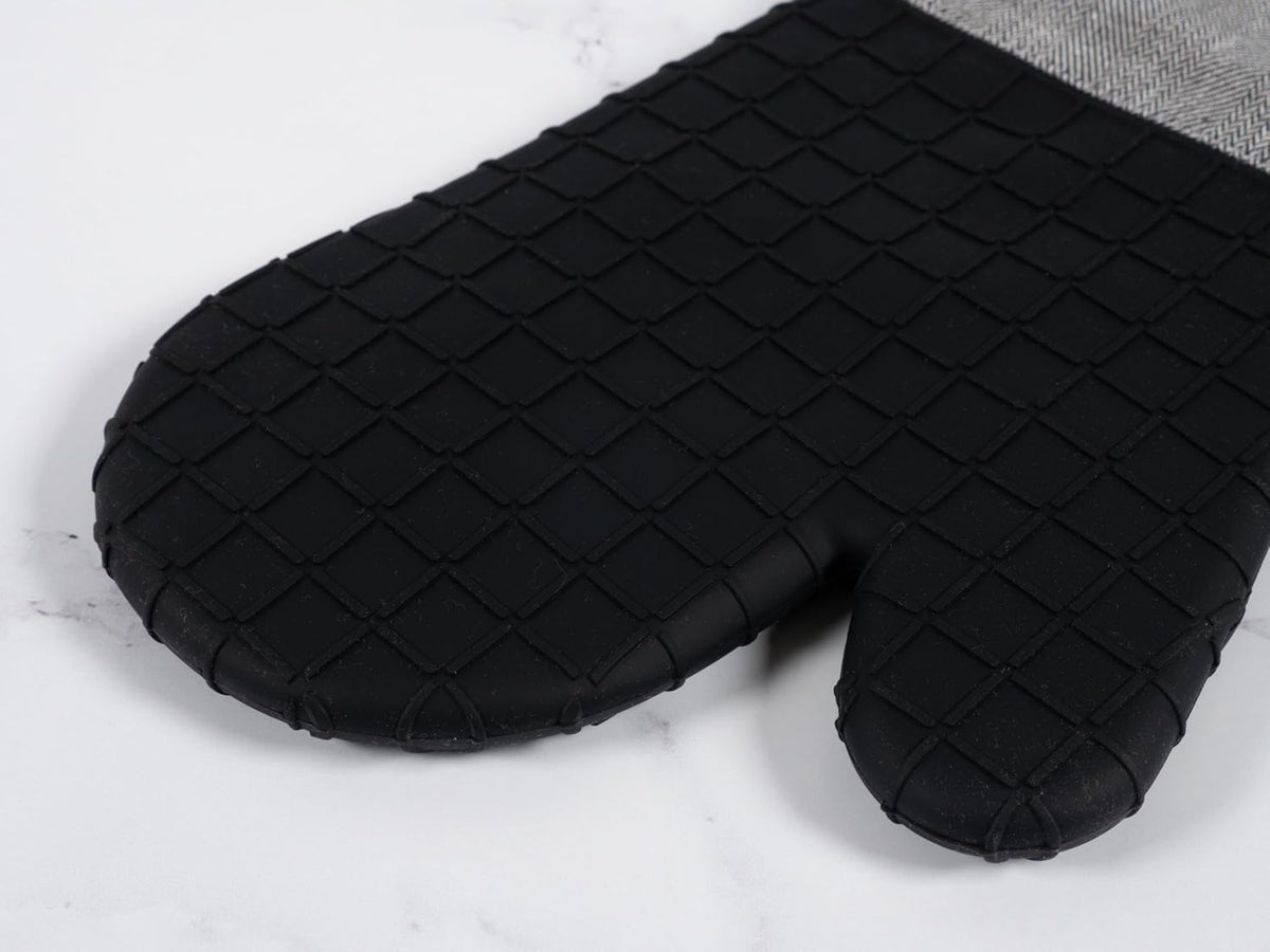 Sur La Table Kitchen Essentials Set of 2 Silicone Oven Mitts, Heat Resistant to 550°F (Green)