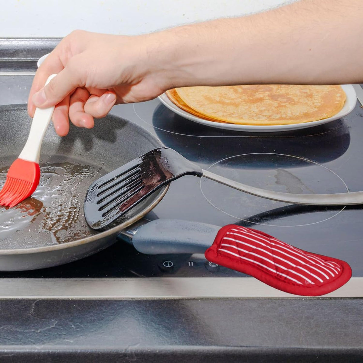 ASTIMESA Cast Iron Skillet Handle Covers, Non-Slip Cloth Hot Pan Handle Sleeve, Machine Washable Pot Holders Heat Resistant Potholders for Kitchen Cooking Baking (2, Black，red)