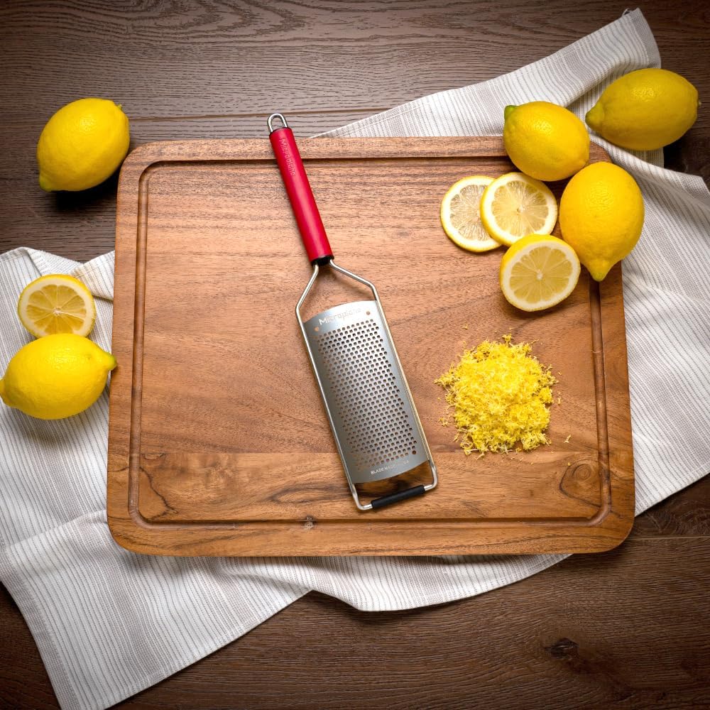 Microplane Savor Series Kitchen Grater Fine in Black for Hard Cheese Parmesan, Citrus Lemon, Orange, Lime, Ginger, Nutmeg, Cinnamon, Garlic, Chili, Chocolate - Stainless Steel Grater Made in USA
