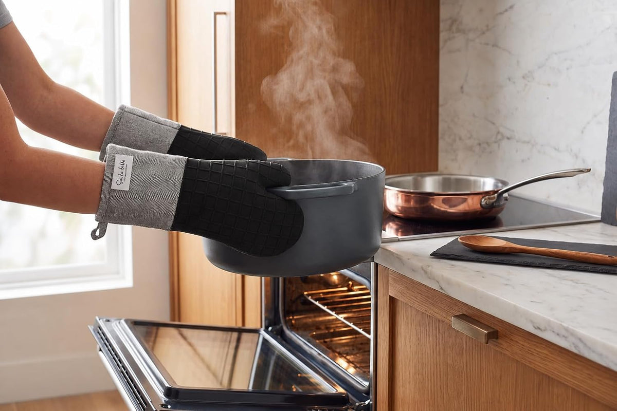 Sur La Table Kitchen Essentials Set of 2 Silicone Oven Mitts, Heat Resistant to 550°F (Green)