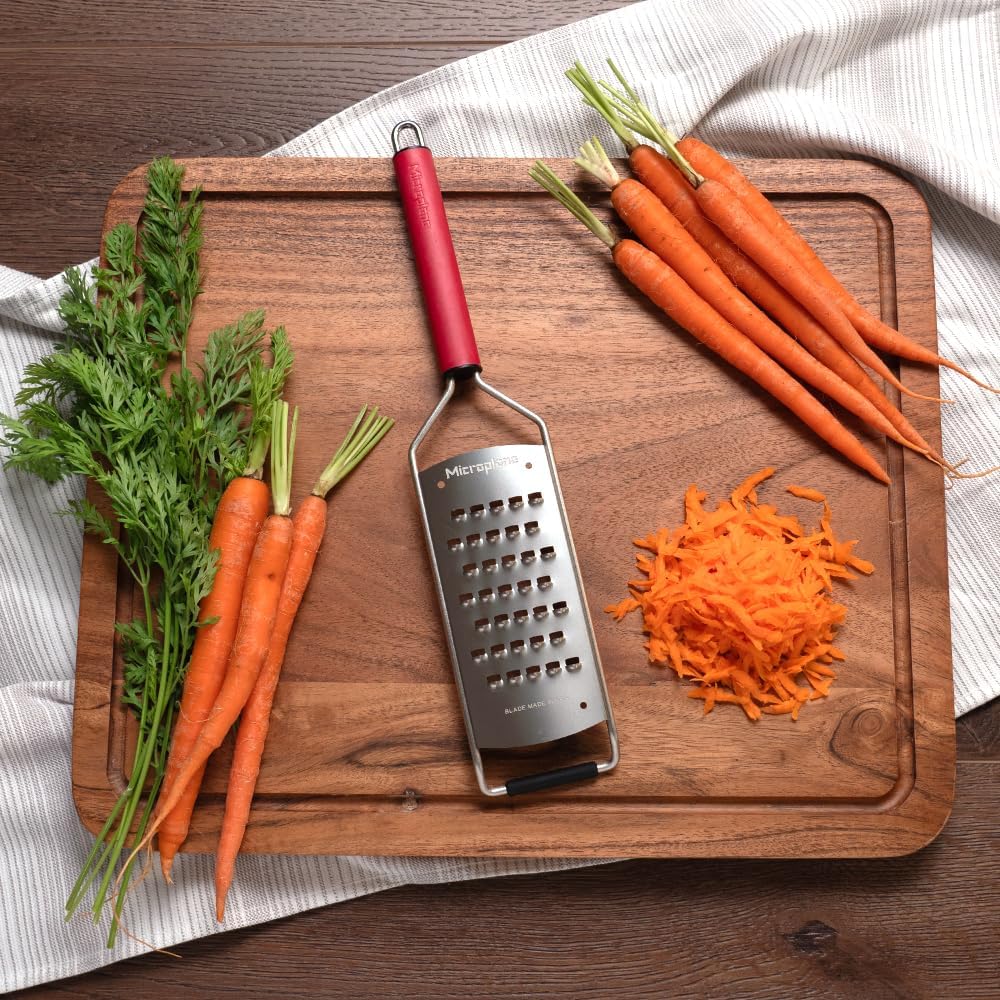 Microplane Savor Series Kitchen Grater Fine in Black for Hard Cheese Parmesan, Citrus Lemon, Orange, Lime, Ginger, Nutmeg, Cinnamon, Garlic, Chili, Chocolate - Stainless Steel Grater Made in USA