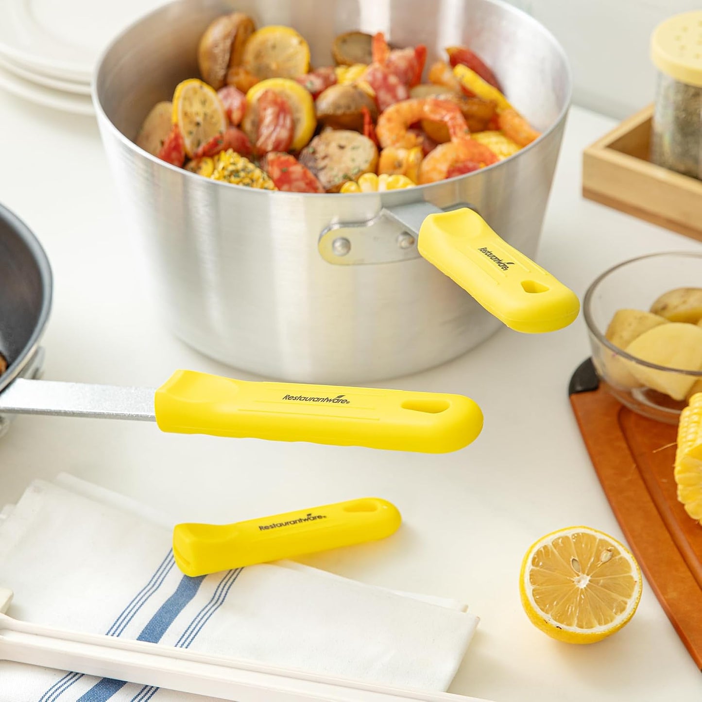 Restaurantware Silicone Pan Handle Cover Set 1-Count Heat-Resistant Removable Pan Handle Grips, Ergonomic Non-Slip Green Handle Protectors for Fry Pans and Sauce Pans