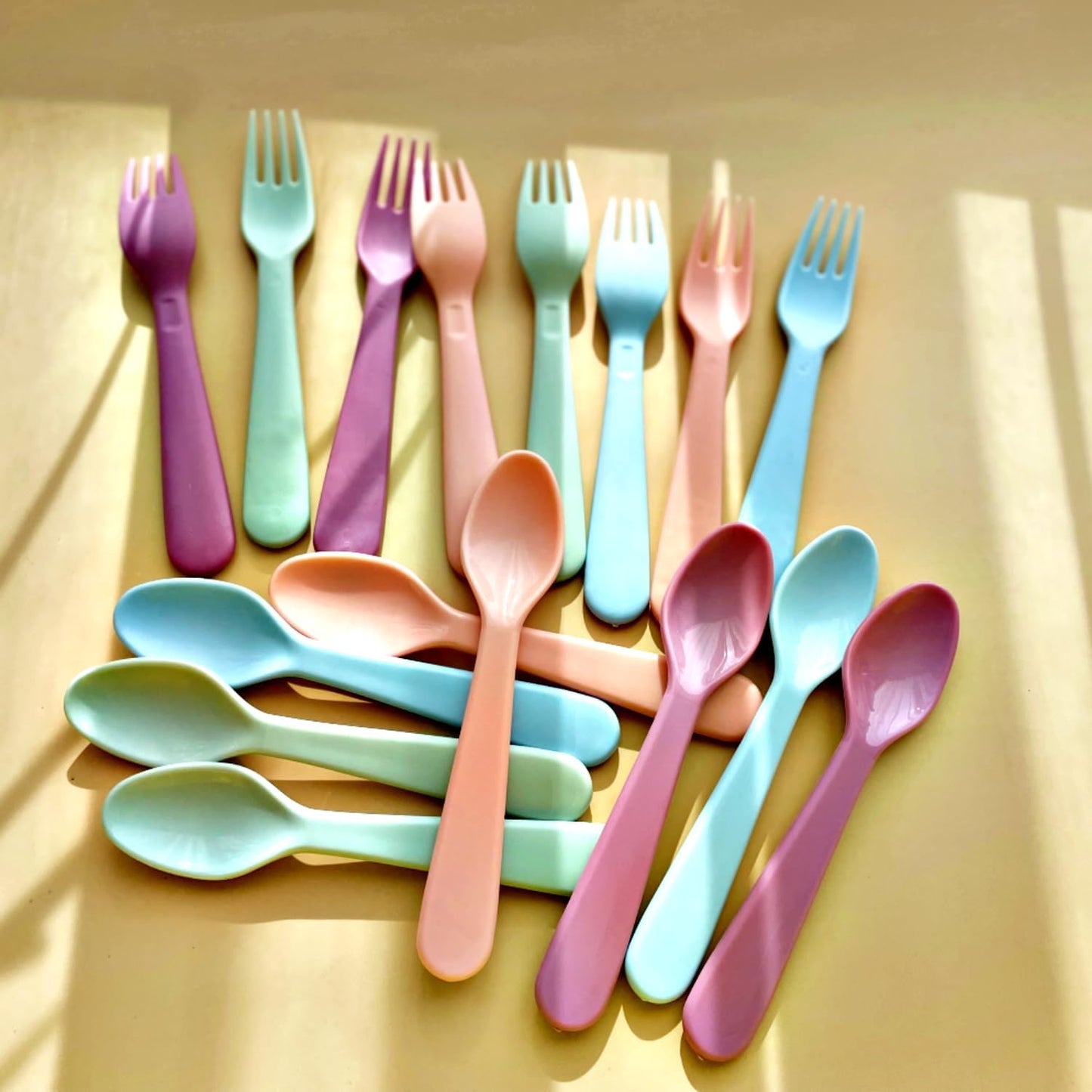 16Pcs Kids Plastic Utensils Kids Forks and Spoons Set, Multicolor Toddler Utensils, Reusable Kids Silverware Cutlery Set, Ideal for School Lunch Box, Camping, Travel, Party Favors BPA Free