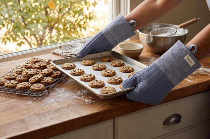 Sur La Table Kitchen Essentials Set of 2 Silicone Oven Mitts, Heat Resistant to 550°F (Green)