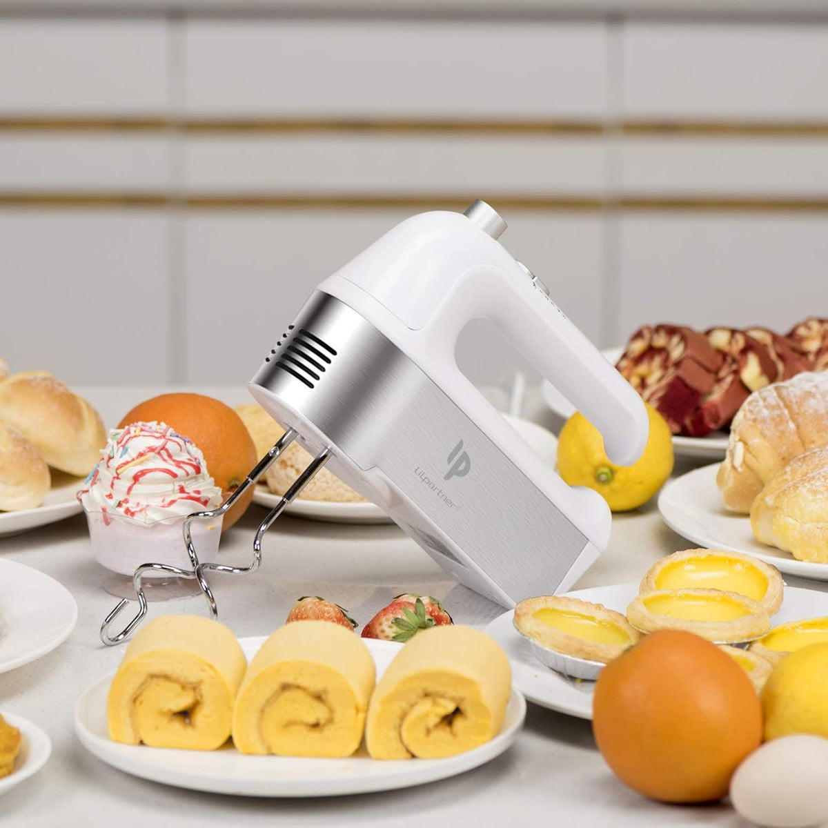 Hand Mixer Electric, 450W Kitchen Mixers with Scale Cup Storage Case, Turbo Boost/Self-Control Speed + 5 Speed + Eject Button + 5 Stainless Steel Accessories, For Easy Whipping Dough, Cream, Black