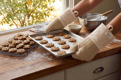 Sur La Table Kitchen Essentials Set of 2 Silicone Oven Mitts, Heat Resistant to 550°F (Green)