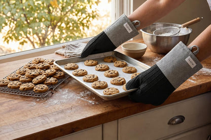 Sur La Table Kitchen Essentials Set of 2 Silicone Oven Mitts, Heat Resistant to 550°F (Green)