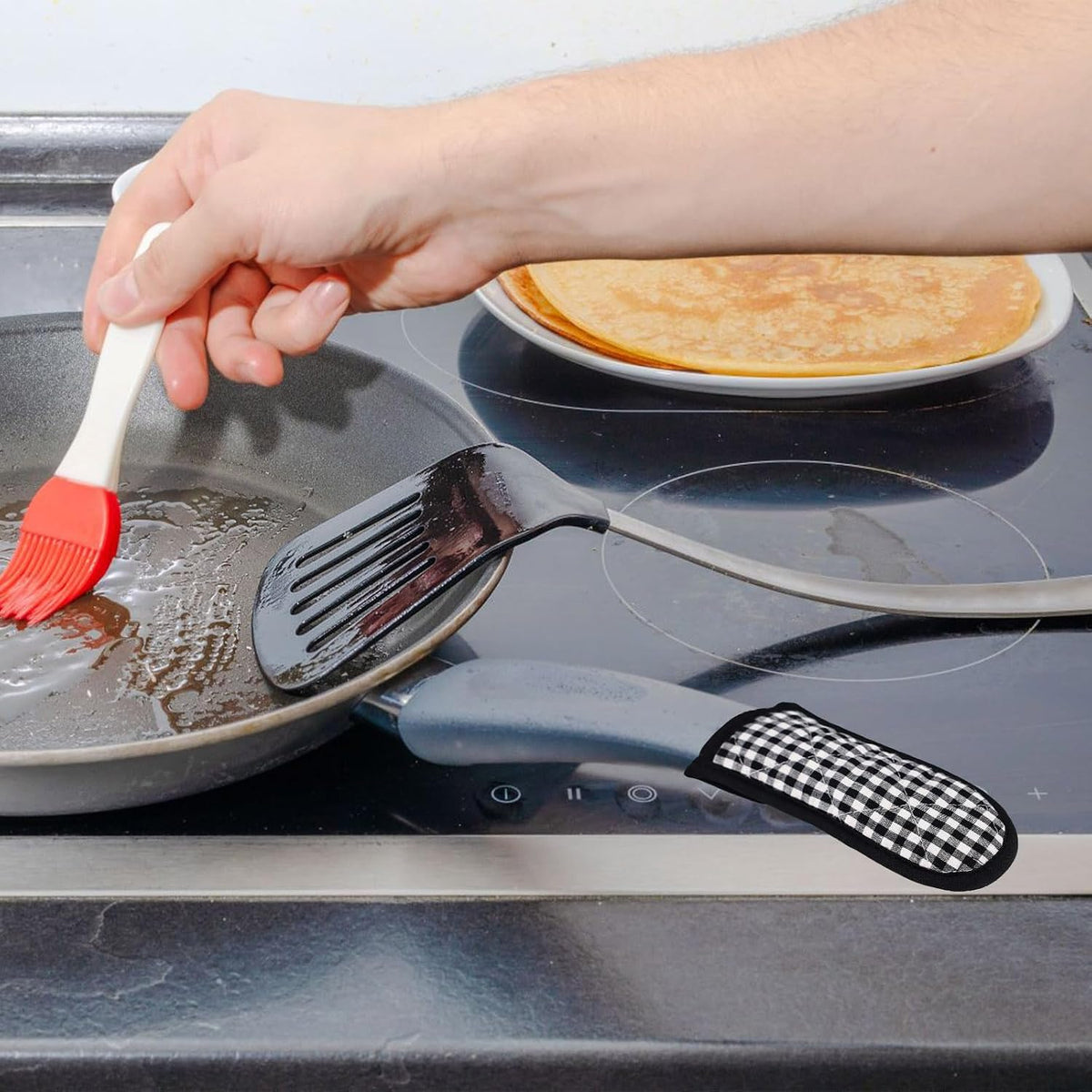 ASTIMESA Cast Iron Skillet Handle Covers, Non-Slip Cloth Hot Pan Handle Sleeve, Machine Washable Pot Holders Heat Resistant Potholders for Kitchen Cooking Baking (2, Black，red)
