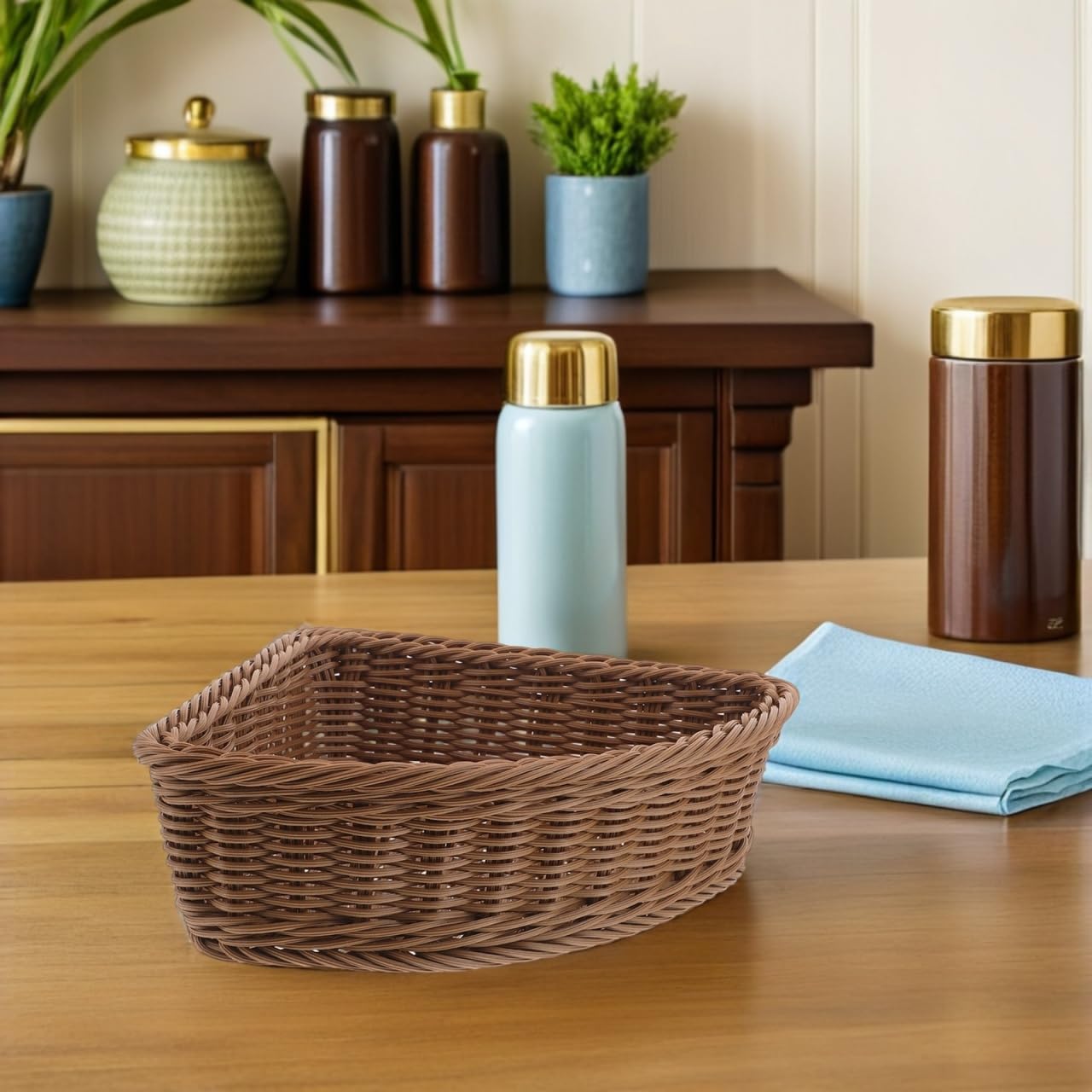 Hemobllo Corner Storage Basket, 90 Degree Triangle Countertop Organizer Bin for Kitchen Bathroom Pantry, Handwoven Plastic imitation Rattan with Metal Frame, Light Brown