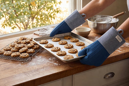Sur La Table Kitchen Essentials Set of 2 Silicone Oven Mitts, Heat Resistant to 550°F (Green)
