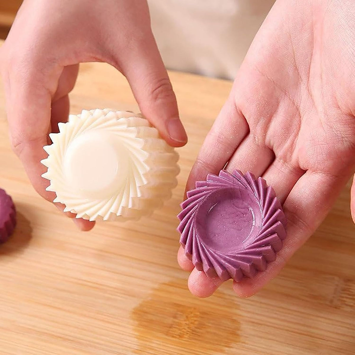 2Pcs Sunflower Patterned Round Hand-Press Mooncake Double Ended Pastry Mold