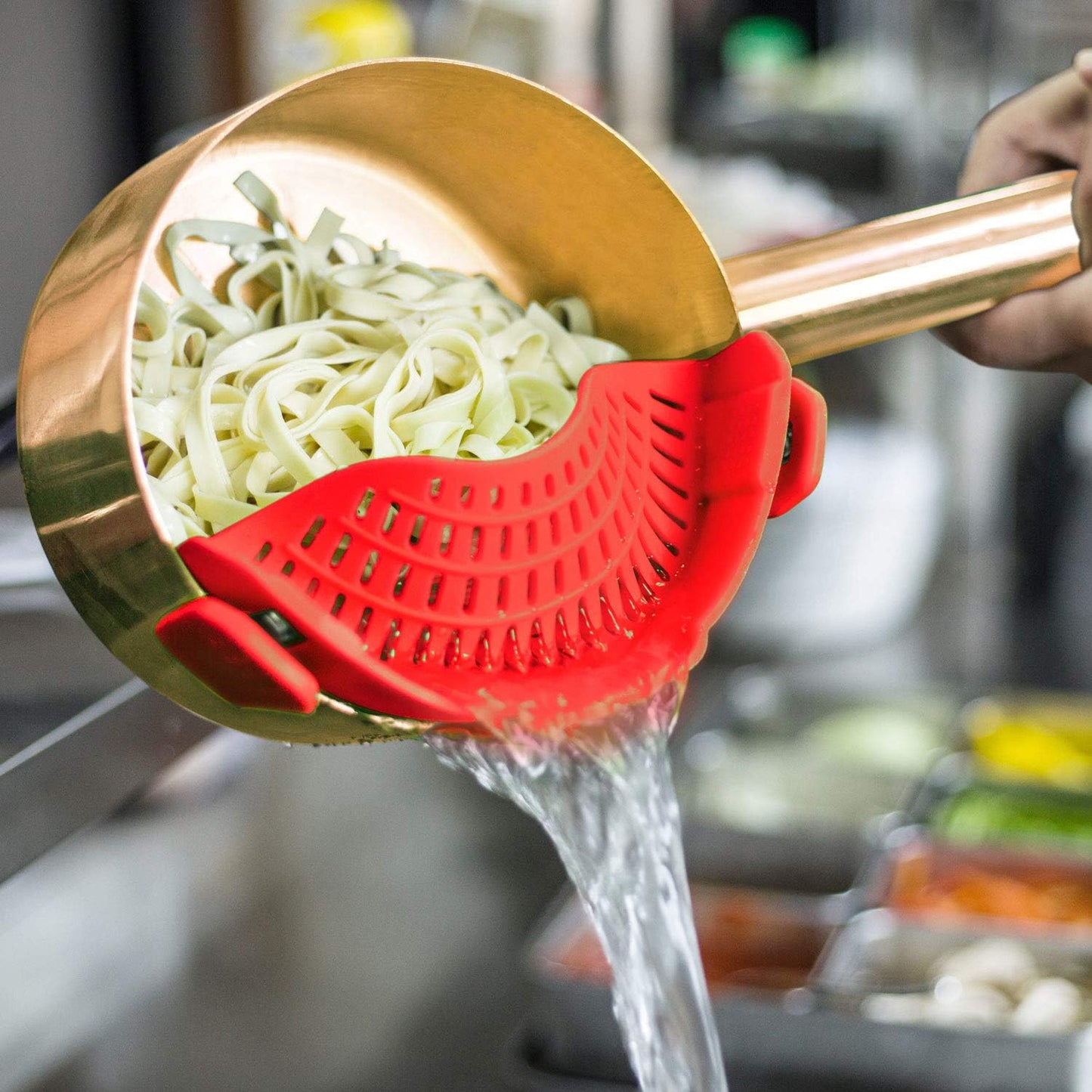 AUOON Clip On Strainer Silicone for All Pots and Pans, Pasta Strainer Clip on Food Strainer for Meat Vegetables Fruit Silicone Kitchen Colander