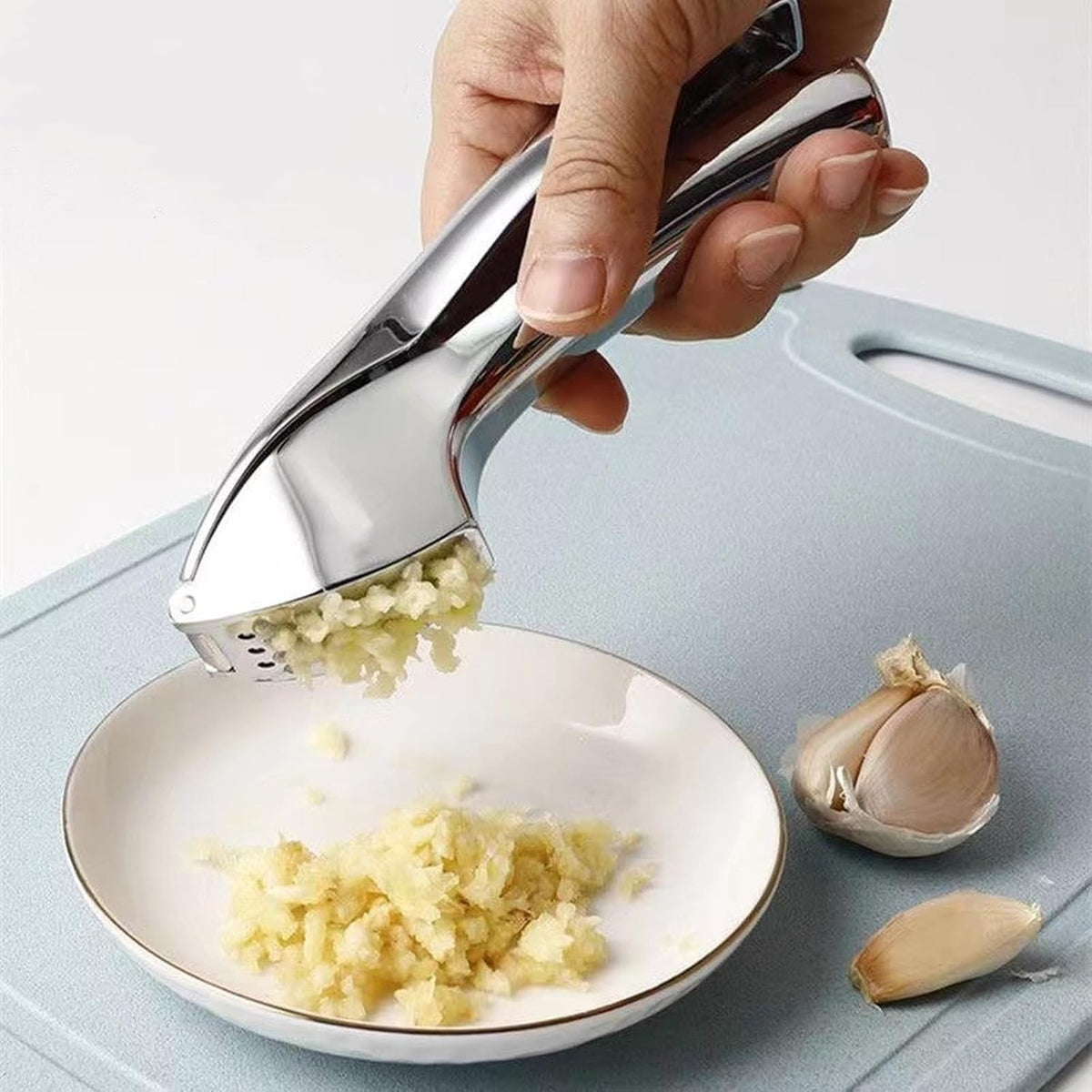 Heavy Duty Garlic Press, Zinc Alloy Garlic Crusher & Mincer, Stainless Steel Dishwasher Safe Easy Squeeze Garlic Twister Mincer with Peeler & Cleaning Brush, Kitchen Gadgets for Garlic, Ginger, Spices