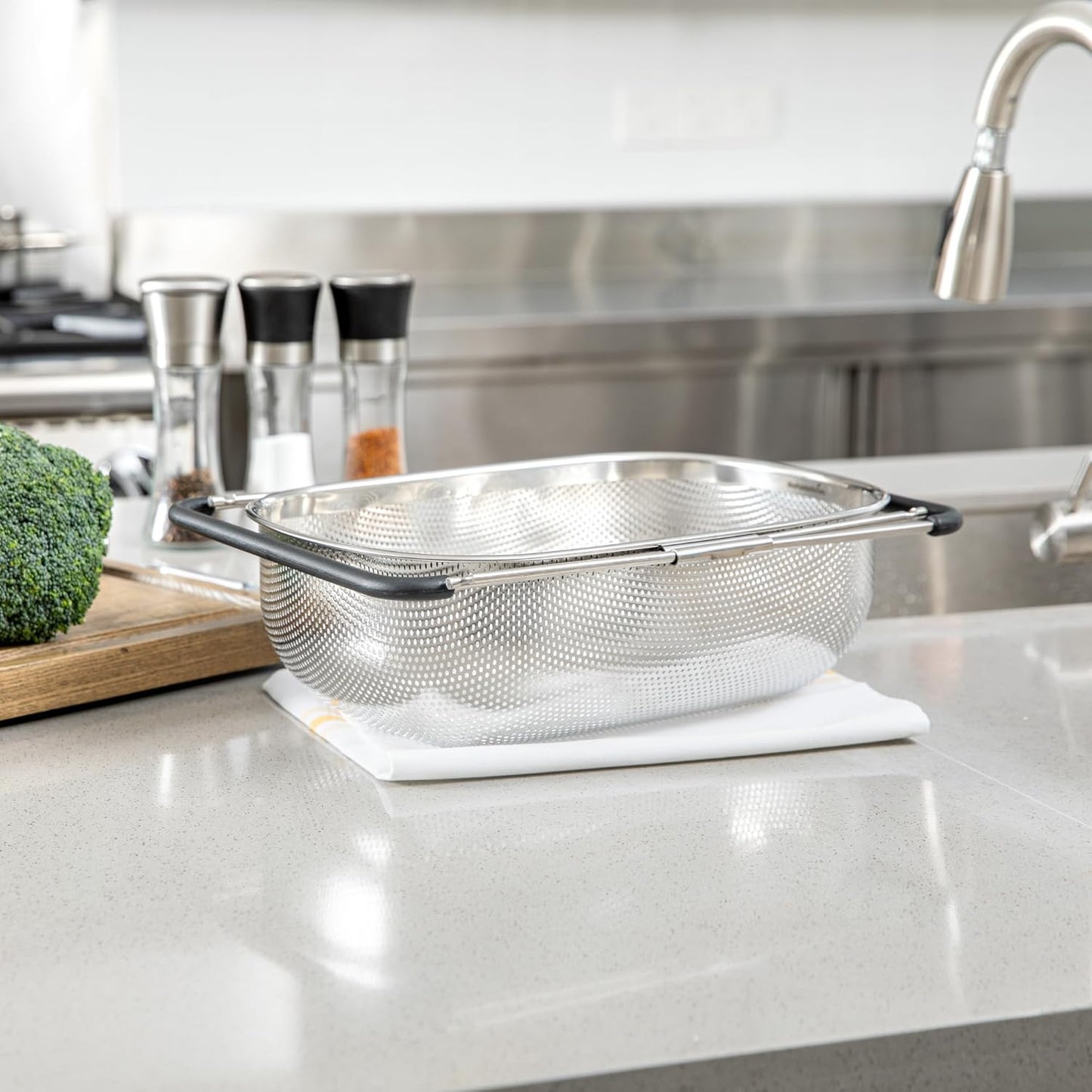 Restaurantware Colander 1 Count 5.5 qt Dishwasher-Safe Stainless Steel Coarse Mesh Colander with Over-The-Sink Expandable Handles Kitchen Strainer Basket for Pasta, Fruits, and Vegetables