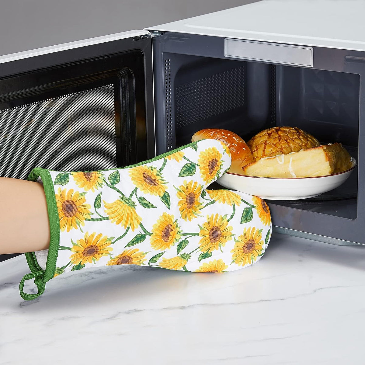 Oven Mitts and PotHolders Sets, 4 Pcs Kitchen Oven Glove High Heat Resistant 400°F Pot Holders for Kitchen, Non-Slip Neoprene Oven Mitts are Suitable for Cooking, Baking (Black)