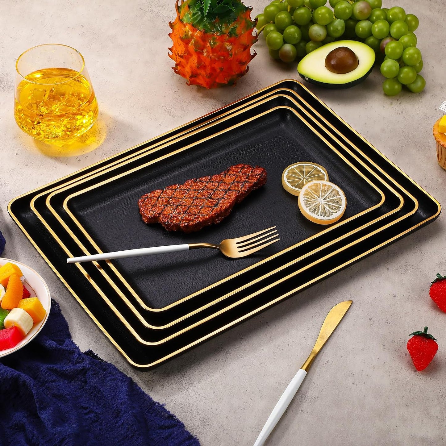 Rtteri Set of 4 Large Serving Platter Set 15/14/13/12 Inch Heavy Plastic Serving Trays Unbreakable Rectangular Platter Reusable Wood Grain Tray for Buffet Wedding Christmas Party(Black and Red)