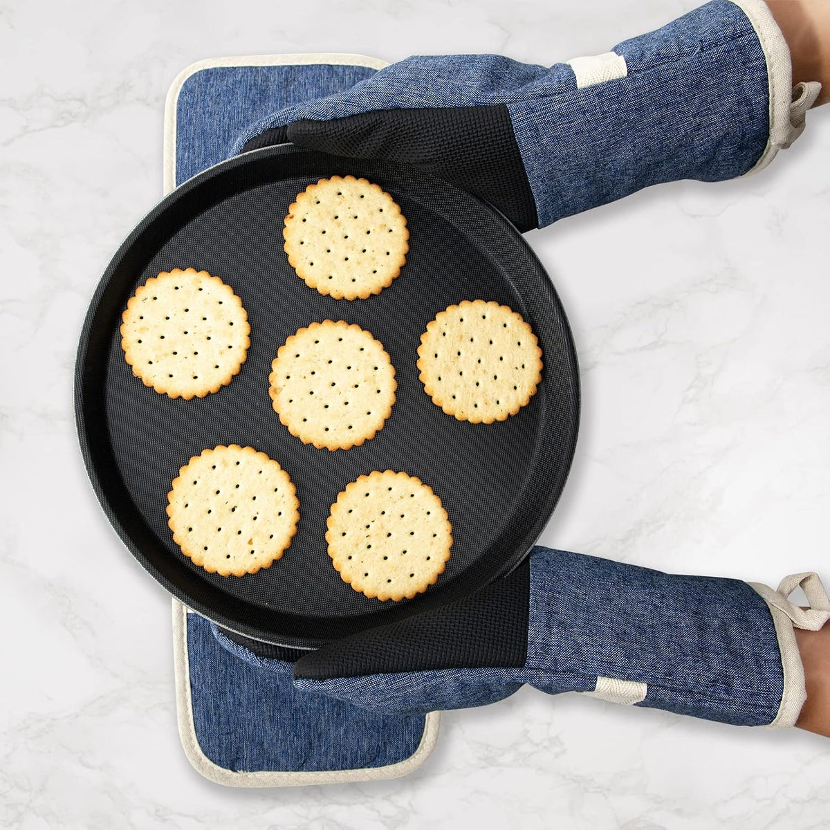 Oven Mitts and PotHolders Sets, 4 Pcs Kitchen Oven Glove High Heat Resistant 400°F Pot Holders for Kitchen, Non-Slip Neoprene Oven Mitts are Suitable for Cooking, Baking (Black)